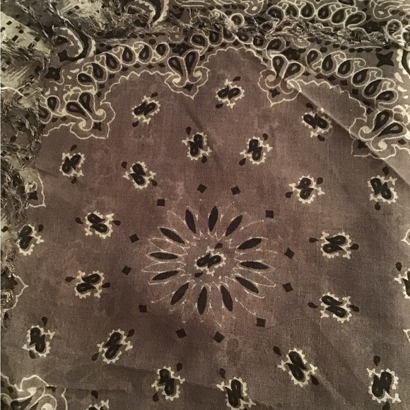 NWT Chan Luu bandana print viscose large shawl - Picture 6 of 9